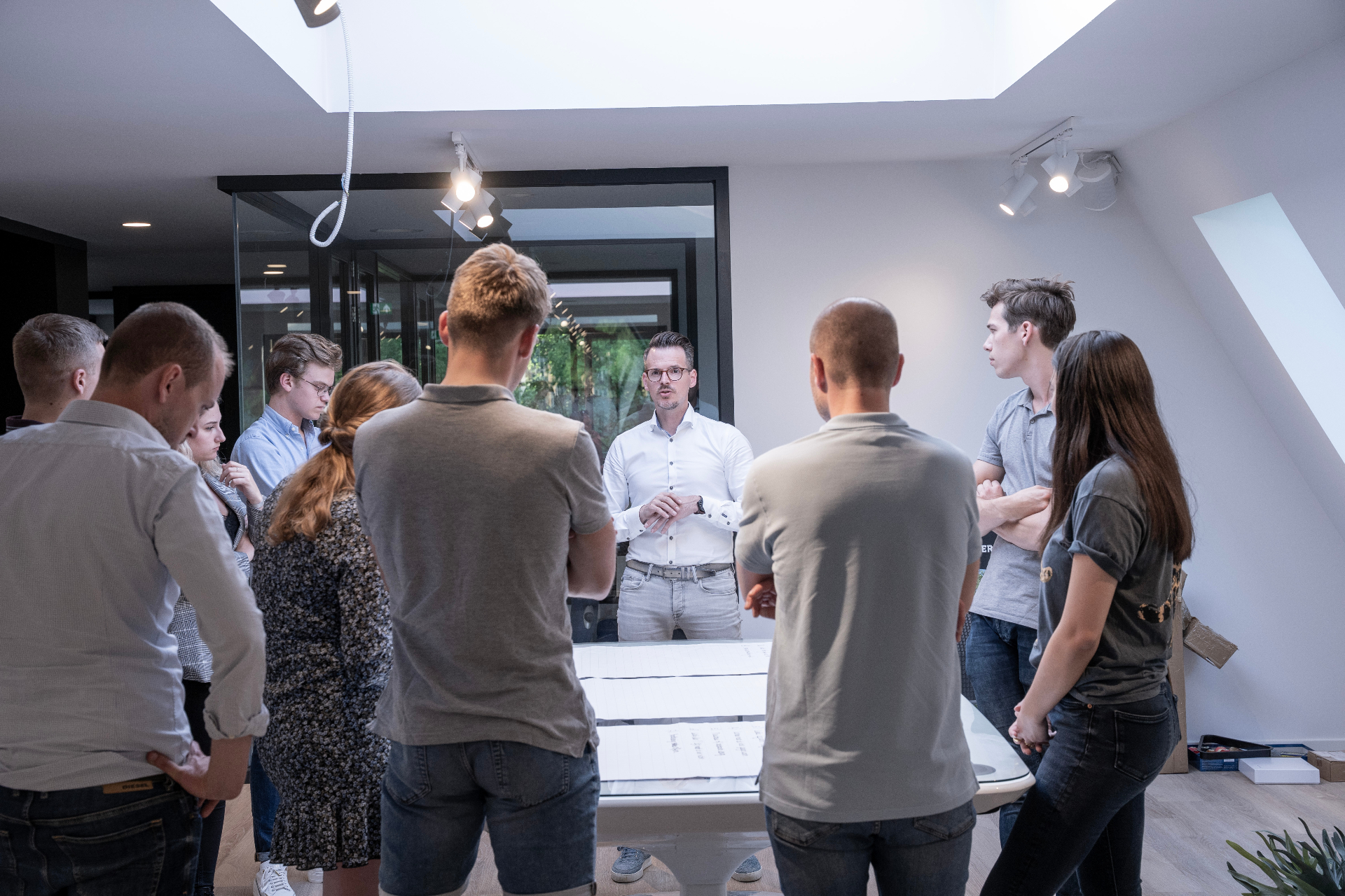 Salespeak trainer met salesteam in gesprek